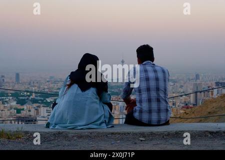 Vista della città di Teheran e della famosa Torre Milad accanto agli edifici. Foto Stock