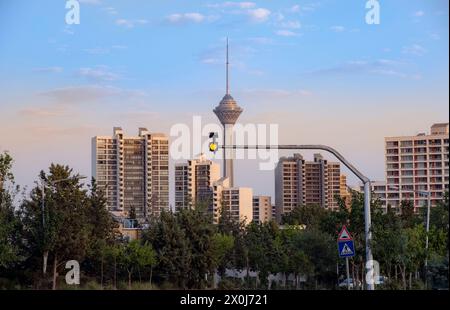 La famosa Torre Milad accanto agli appartamenti e agli edifici nella parte occidentale della città di Teheran, la capitale dell'Iran. Foto Stock