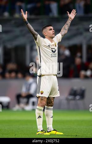 Milano, Italia. 11 aprile 2024. Gianluca Mancini dell'AS Roma festeggia dopo aver segnato un gol durante la partita di andata andata dei quarti di finale di UEFA Europa League tra il Milan e L'AS Roma. Nicolò campo/Alamy Live News Foto Stock