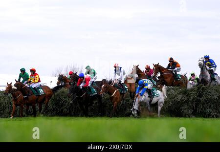 Jockey James Bowen, in sella a Bill Baxter (20), è senza sella mentre gareggiano nella Randox Supports Race contro la demenza Topham handicap Chase il secondo giorno del Randox Grand National Festival 2024 all'Aintree Racecourse di Liverpool. Data foto: Venerdì 12 aprile 2024. Foto Stock