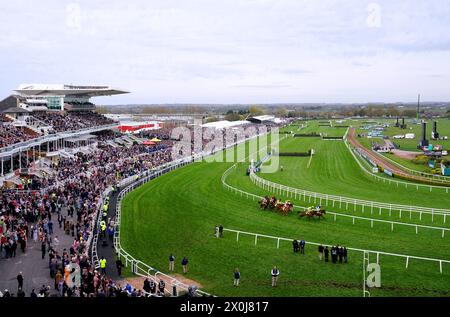 Corridori e piloti in azione mentre gareggiano nell'hurdle di Cavani Sartorial Menswear Sefton Novices il secondo giorno del Randox Grand National Festival 2024 all'Aintree Racecourse di Liverpool. Data foto: Venerdì 12 aprile 2024. Foto Stock