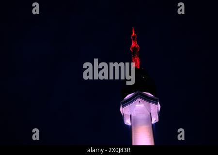 La torre Avala durante l'ora blu. Belgrado, Serbia. torre delle telecomunicazioni alta 204 metri con vista dal suolo. Banner con spazio di copia Foto Stock