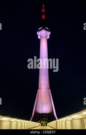 La torre Avala durante l'ora blu. Belgrado, Serbia. torre delle telecomunicazioni alta 204 metri con vista dal suolo Foto Stock