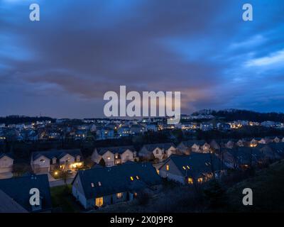 Vista aerea: Nuvole spettacolari e finestre luminose illuminano il quartiere degli Stati Uniti al crepuscolo. Foto Stock