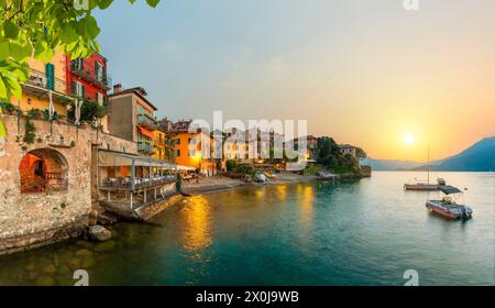 Varenna, vista panoramica del tramonto sul lago di Como, Italia Foto Stock