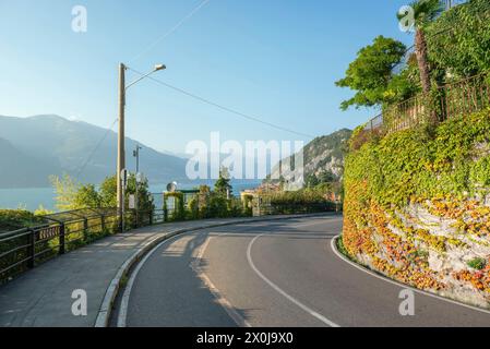 Strada a motore vicino al Lago di Como in Italia Foto Stock