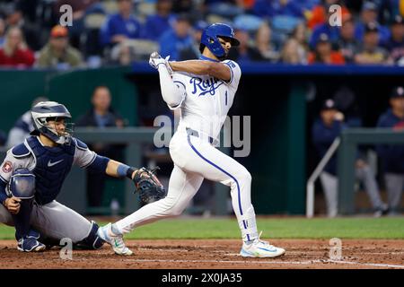 KANSAS CITY, Missouri - 10 APRILE: L'esterno dei Kansas City Royals MJ Melendez (1) batte durante una partita della MLB contro gli Houston Astros il 10 aprile 2024 al Kauffman Stadium di Kansas City, Missouri. I Royals vinsero 11-2. (Foto di Joe Robbins/immagine di Sport) Foto Stock