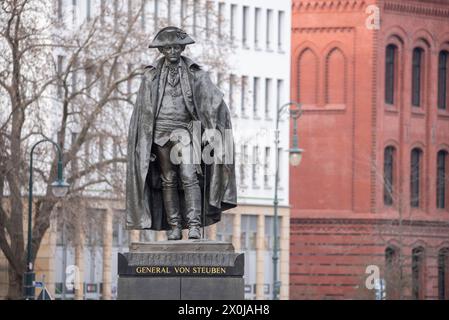 Monumento al generale Friedrich Wilhelm von Steuben (1730-1794), combattuto nella guerra d'indipendenza americana, nato a Magdeburgo, Sassonia-Anhalt, Germania Foto Stock