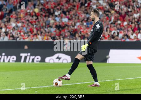 11 aprile 2024. Lisbona, Portogallo. Portiere di Marsiglia dalla Spagna Pau Lopez (16) in azione durante la partita dei quarti di finale di UEFA Europa League, SL Benfica vs Olympique de Marseille crediti: Alexandre de Sousa/Alamy Live News Foto Stock