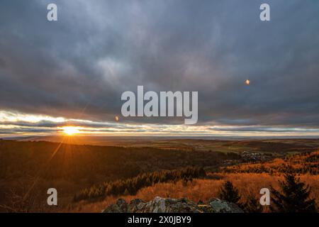 Paesaggio a Großer Zacken, regione vulcanica di Taunus. Una giornata autunnale nuvolosa e soleggiata, prati, colline, campi e foreste con vista sul tramonto. Assia, Germania Foto Stock