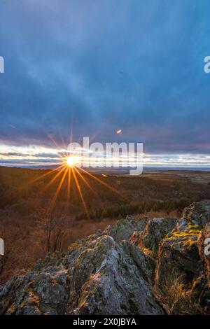 Paesaggio a Großer Zacken, regione vulcanica di Taunus. Una giornata autunnale nuvolosa e soleggiata, prati, colline, campi e foreste con vista sul tramonto. Assia, Germania Foto Stock