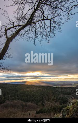 Paesaggio a Großer Zacken, regione vulcanica di Taunus. Una giornata autunnale nuvolosa e soleggiata, prati, colline, campi e foreste con vista sul tramonto. Assia, Germania Foto Stock