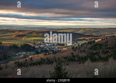 Paesaggio a Großer Zacken, regione vulcanica di Taunus. Una giornata autunnale nuvolosa e soleggiata, prati, colline, campi e foreste con vista sul tramonto. Assia, Germania Foto Stock