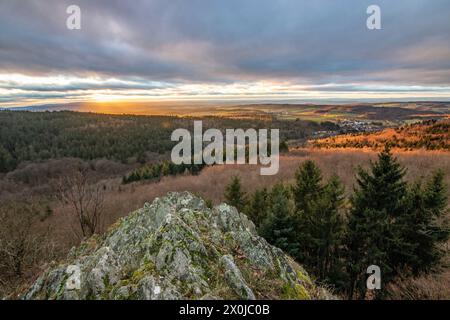 Paesaggio a Großer Zacken, regione vulcanica di Taunus. Una giornata autunnale nuvolosa e soleggiata, prati, colline, campi e foreste con vista sul tramonto. Assia, Germania Foto Stock