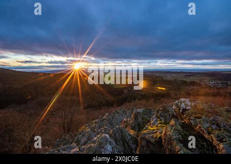 Paesaggio a Großer Zacken, regione vulcanica di Taunus. Una giornata autunnale nuvolosa e soleggiata, prati, colline, campi e foreste con vista sul tramonto. Assia, Germania Foto Stock