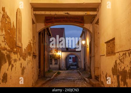Vicolo ebraico con arco al crepuscolo, Naumburg, Sassonia-Anhalt, Germania, Europa Foto Stock