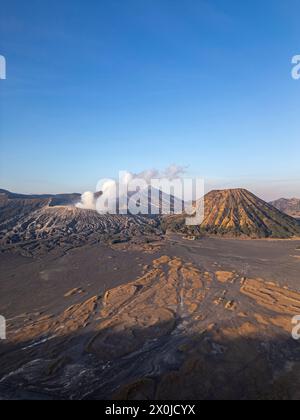 Il vulcano Bromo alto 2329 m nel Parco Nazionale di Bromo-Tengger-Semeru, Giava, Indonesia Foto Stock