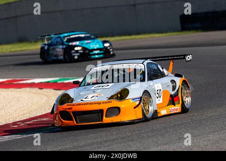 SCARPERIA E SAN PIERO, ITALIA, 5 APRILE 2024, #50 MICHAEL FÖVENY / STEFAN ROITMAYER (AT / AT) - PORSCHE 996 RSR TT / 2006 - LE LEGGENDE DELLE CORSE DI RESISTENZA DUR Foto Stock