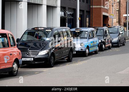 Taxi parcheggiati nel centro di Coventry, West Midlands, Inghilterra, Regno Unito Foto Stock
