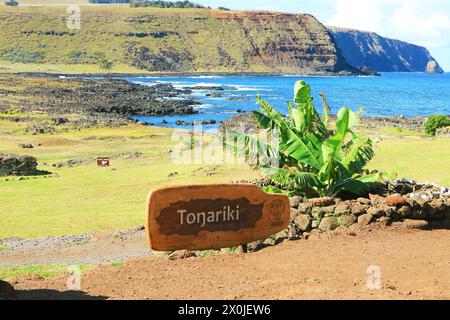 Cartello in legno all'ingresso della piattaforma cerimoniale AHU Tongariki sull'Isola di Pasqua, Cile, Sud America Foto Stock