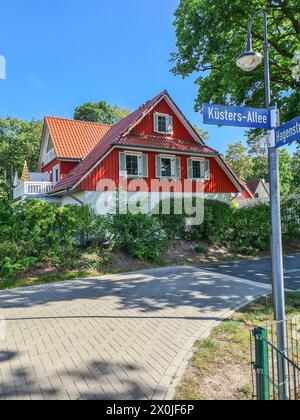 Vista di una casa bianca e rossa in un giorno d'estate e cielo blu nella località balneare baltica di Prerow, Meclemburgo-Vorpommern, Germania Foto Stock