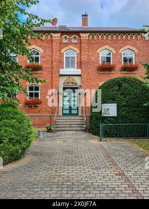 Ingresso principale alla vecchia farmacia restaurata nella località di villeggiatura e nella località balneare baltica di Prerow, Fischland Darß, Meclemburgo-Vorpommern, Germania Foto Stock