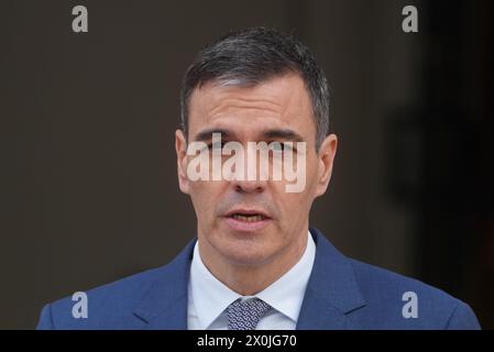 Il primo ministro spagnolo Pedro Sanchez parla ai media al di fuori degli edifici governativi di Dublino, dopo il suo incontro con il Taoiseach Simon Harris. Data foto: Venerdì 12 aprile 2024. Foto Stock