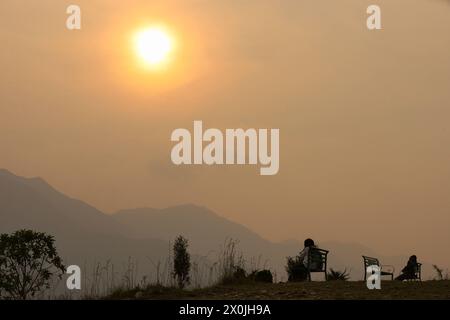 Ultimo tramonto dell'anno nepalese 2080 coppie BS siedono sulla panchina e guardano l'ultimo tramonto dell'anno nepalese 2080 BS Bikram Sambat secondo il calendario georgiano, in una stazione collinare a Kathmandu il 12 aprile 2024. Nepal il 13 aprile 2024 festeggia il nuovo anno 2081 BS con grandeur e fervore. Copyright: XSubashxShresthax Foto Stock