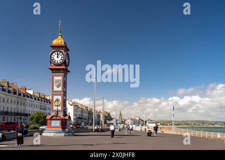 Passeggiata sul lungomare con il Queen Victorias Jubilee Clock a Weymouth, Dorset, Inghilterra, Gran Bretagna, Europa Foto Stock