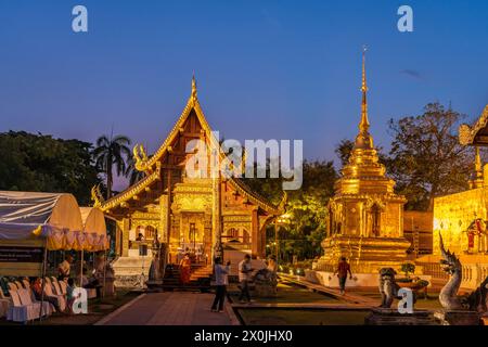 Il complesso del tempio buddista Wat Phra Singh al crepuscolo, Chiang mai, Thailandia, Asia Foto Stock