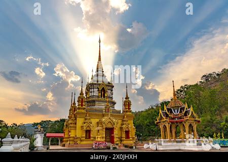 Le travi di sole sopra il tempio buddista Wat Namtok Mae Klang a Ban Luang, Chom Thong, Chiang mai, Thailandia, Asia Foto Stock