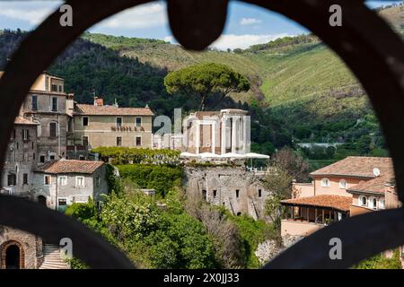 Il tempio della Sibilla di Tivoli visto da un punto panoramico attraverso una ringhiera di metallo Foto Stock