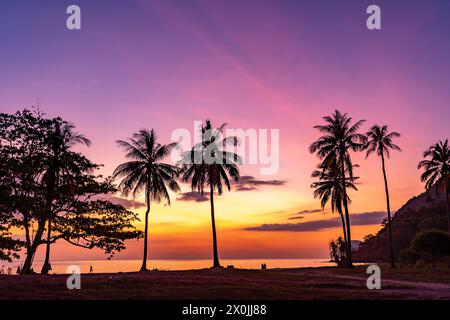 Tramonto a Farang o Charlie Beach sull'isola di Koh Mook nel Mare delle Andamane, Thailandia, Asia Foto Stock