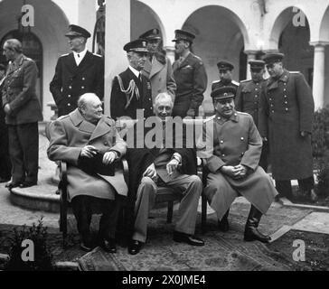 I "tre grandi" alla Conferenza di Yalta nel 1945; seduti (da sinistra): Winston Churchill, Franklin D. Roosevelt e Joseph Stalin Foto Stock