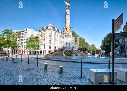 Statua della Vittoria alata sul Sube, Place Drouet-d'Erlon, piazza, facciata della casa, passeggiata in città, vista casa, Reims, Marne, Francia, Europa, Foto Stock