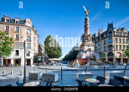 Statua della Vittoria alata sul Sube, Place Drouet-d'Erlon, piazza, facciata della casa, passeggiata in città, vista casa, Reims, Marne, Francia, Europa, Foto Stock