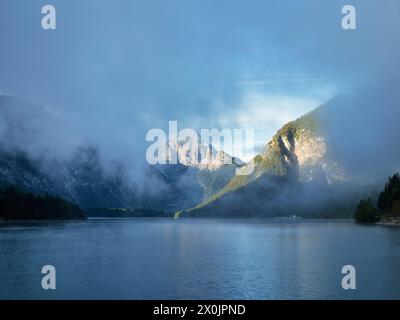 Atmosfera mattutina autunnale al lago Plansee del Tirolo vicino a Reutte Foto Stock