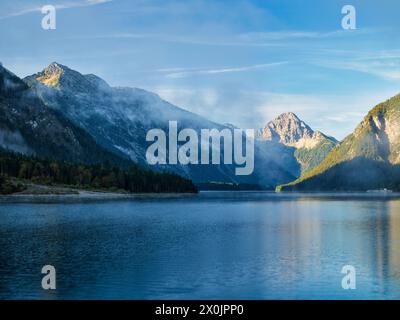 Atmosfera mattutina autunnale al lago Plansee del Tirolo vicino a Reutte Foto Stock