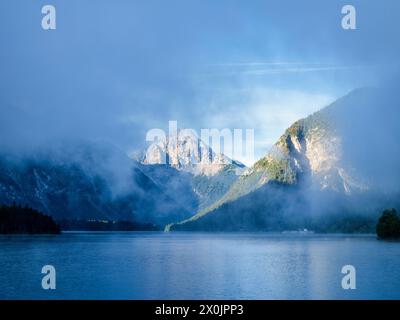 Atmosfera mattutina autunnale al lago Plansee del Tirolo vicino a Reutte Foto Stock