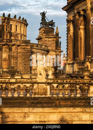 Dresda Zwinger con Nymphenbad e Semper Opera House Foto Stock