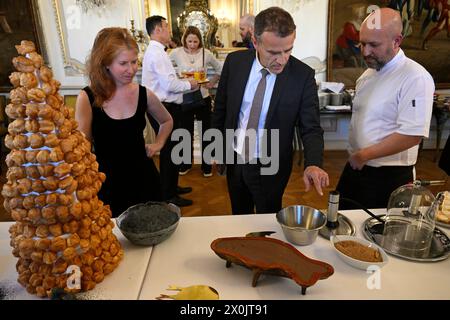 Praga, Repubblica Ceca. 12 aprile 2024. L-R Sonia Verguet, designer di cucina e vincitrice del programma di residenza 2023 Praga - Strasburgo, Stephane Crouzat, ambasciatore francese nella Repubblica Ceca, e Alexandre di Cintio, chef in residenza presso l'Ambasciata francese, assiste a un creativo menu a buffet franco-ceco, prima di una degustazione presso l'Ambasciata francese come parte dell'evento globale Gout de France/Good France, che mira a promuovere la Francia attraverso la sua cucina, a Praga, Repubblica Ceca, il 12 aprile 2024. Crediti: Michal Kamaryt/CTK Photo/Alamy Live News Foto Stock