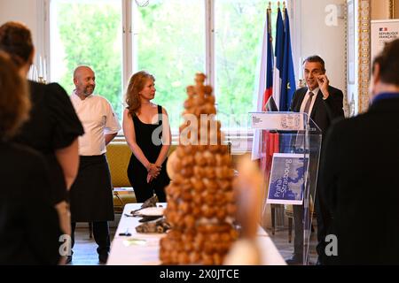 Praga, Repubblica Ceca. 12 aprile 2024. L-R Alexandre di Cintio, chef in residenza presso l'Ambasciata francese, Sonia Verguet, designer culinario e vincitore del programma di residenza 2023 Praga - Strasburgo, e Stephane Crouzat, ambasciatore francese nella Repubblica Ceca, assistono a un creativo menu a buffet franco-ceco, prima di una degustazione presso l'ambasciata francese nell'ambito dell'evento globale Gout de France/Good France, che mira a promuovere la Francia attraverso la sua cucina, a Praga, Repubblica Ceca, il 12 aprile 2024. Crediti: Michal Kamaryt/CTK Photo/Alamy Live News Foto Stock