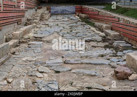 Via Carthago Nova (Decumano Maximo) pavimentazione originale del i secolo con grandi lastre poligonali di pietra. Strada della città romana di Cartagena. Foto Stock