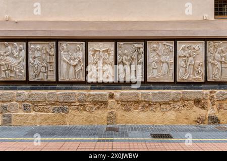 Elementi decorativi in rilievo della facciata laterale della Chiesa di Santa María de Gracia, via San Miguel nella città di Cartagena, Murcia, Spagna. Foto Stock