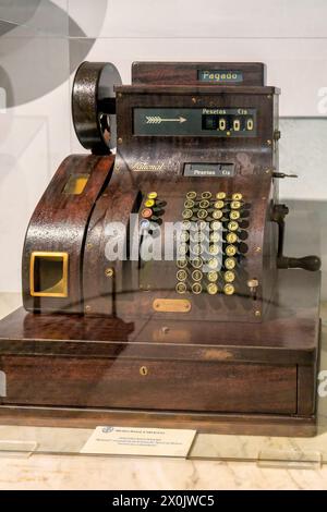 primo piano di un vecchio registratore di cassa nella mostra del museo navale nella città di Cartagena, regione di Murcia, Spagna, Europa Foto Stock