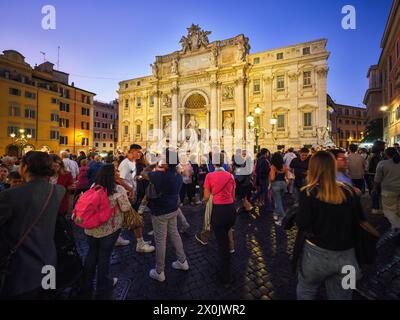 Alla Fontana di Trevi, Roma Foto Stock