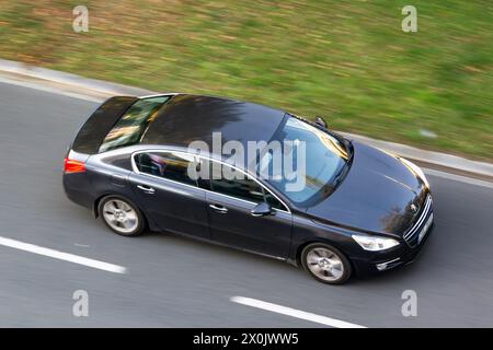 OSTRAVA, REPUBBLICA CECA - 27 SETTEMBRE 2023: Berlina Peugeot 508 con effetto motion blur Foto Stock