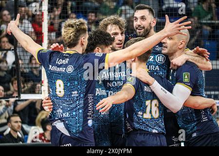 Milano, Italia. 11 aprile 2024. POWERVOLLEY MILANO durante il Playoff - Allianz Milano vs Sir Susa Vim Perugia, partita di pallavolo di serie A maschile a Milano, Italia, 11 aprile 2024 crediti: Independent Photo Agency/Alamy Live News Foto Stock