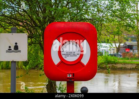 Salvagente rosso e bianco sulle rive del fiume Severn a Bridgnorth, Shropshire, Regno Unito Foto Stock