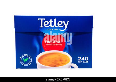 Wolverhampton, Regno Unito – 12 aprile 2024: Sacchetti di tè standard Tetley isolati su bianco e con maschera di ritaglio per una facile selezione Foto Stock